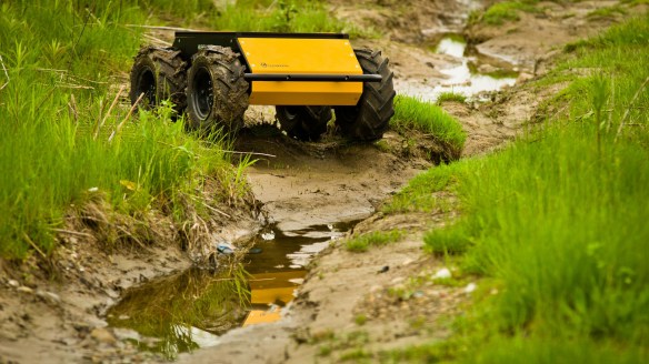 Husky-roboten kommer seg fram overalt. Det kommer godt med hvis den skal leite etter landminer. Foto: Clearpath Robotics